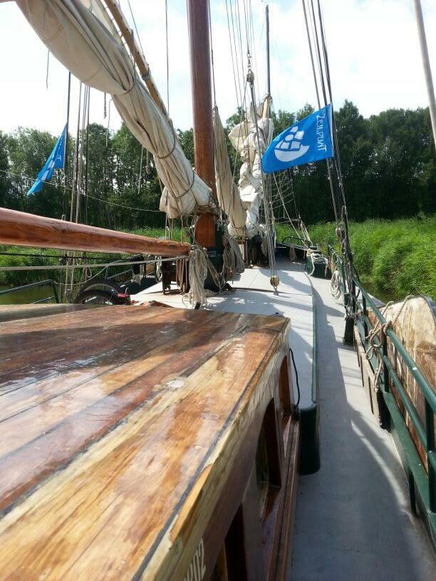 Tjalkjacht Pelikaan Volendam Hotel Buitenkant foto