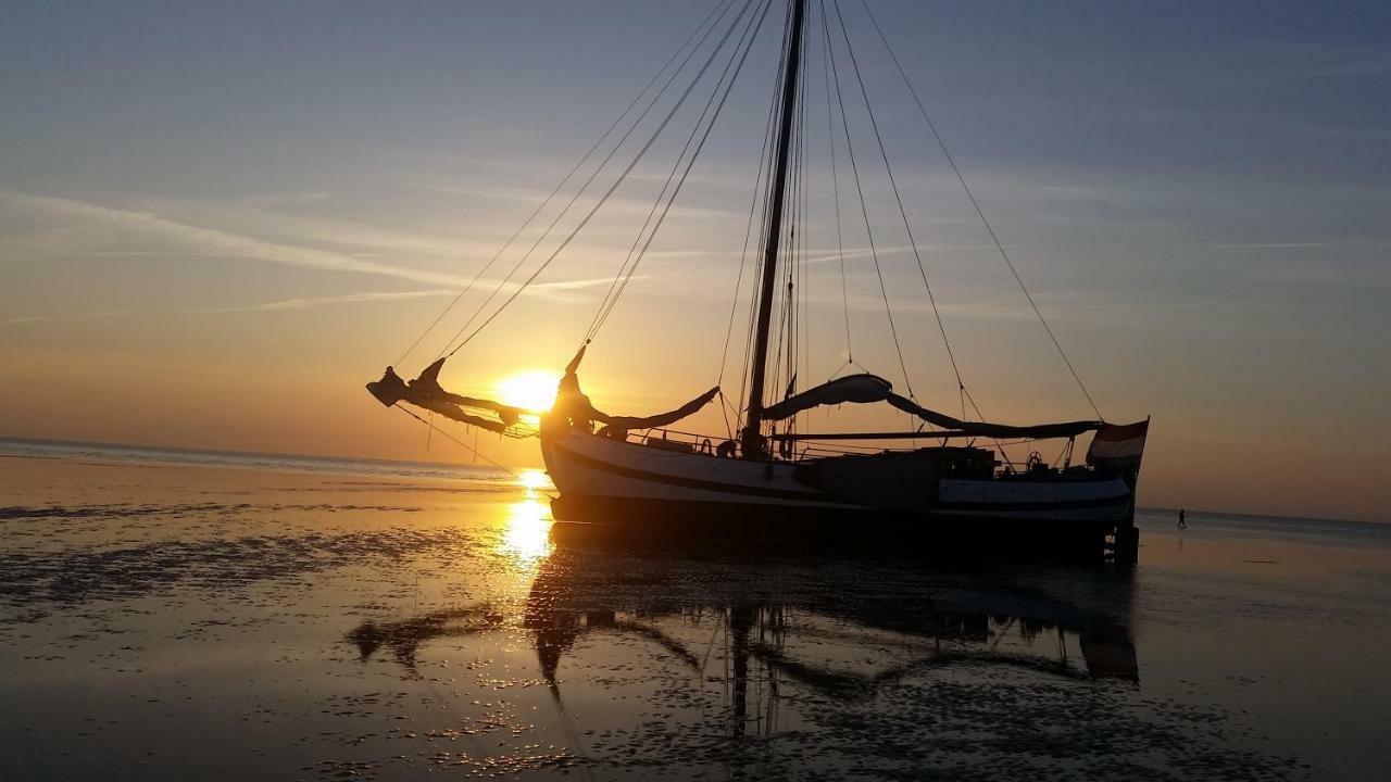 Tjalkjacht Pelikaan Volendam Hotel Buitenkant foto